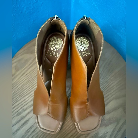 Vince Camuto booties. Cognac. Size 9 - Picture 4 of 4